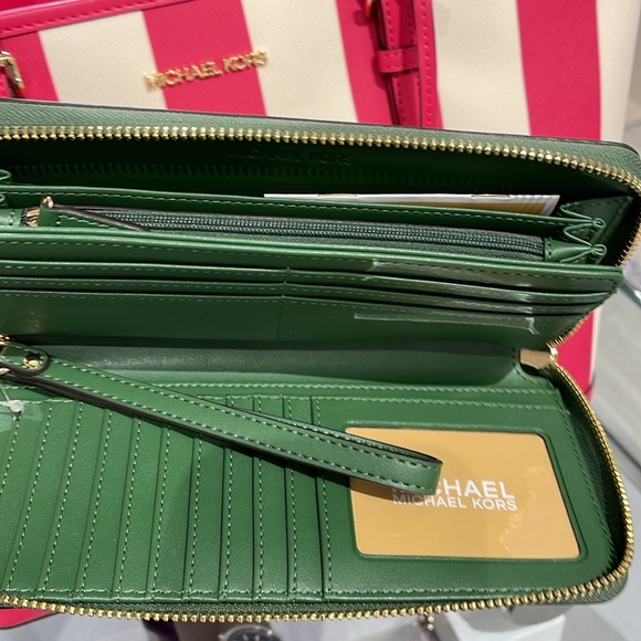 MICHAEL KORS JST
Leather Continental Wristlet Phone Case Wallet
Fern Green
NWT - Picture 16 of 16